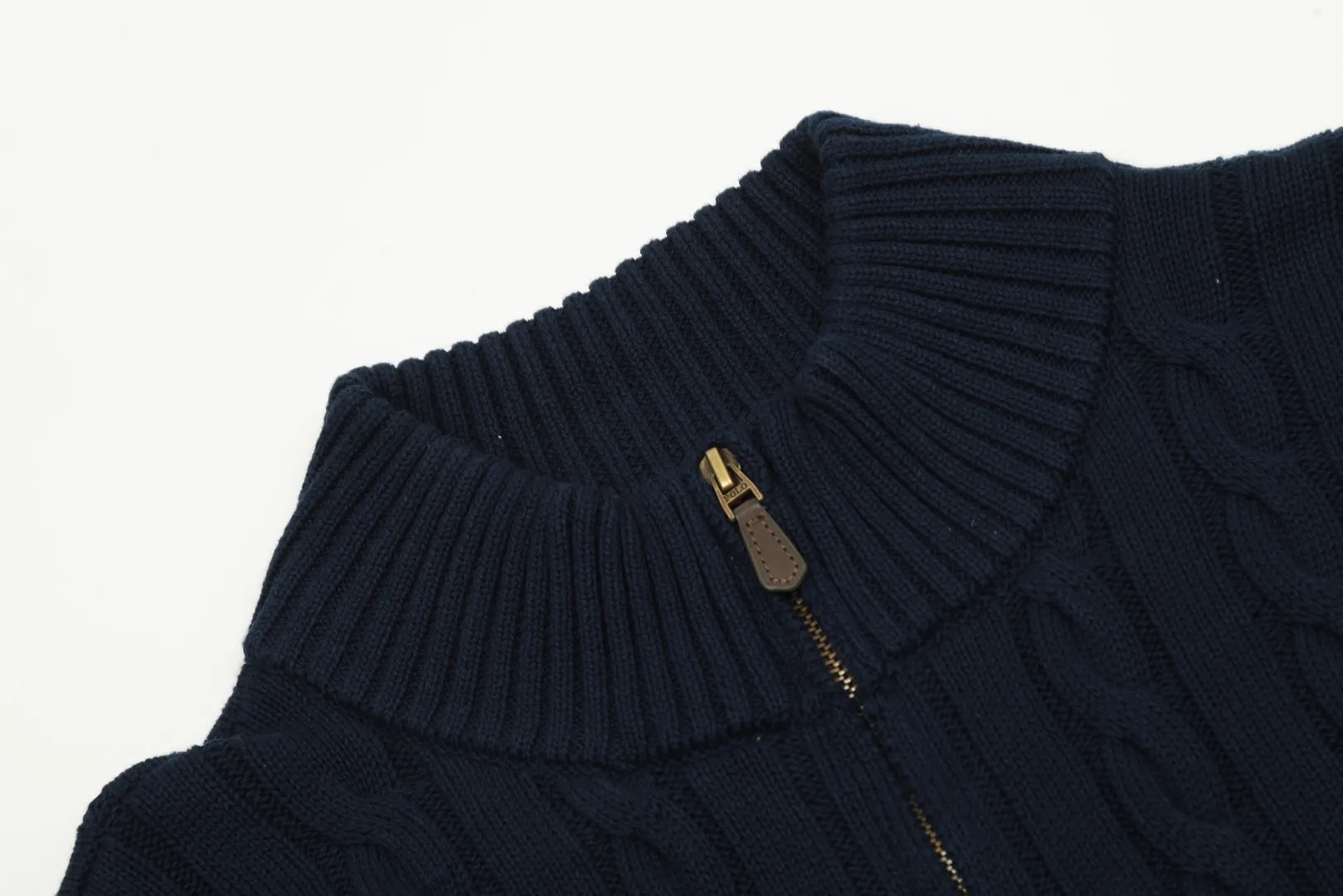 🅿️250 "Top quality" Style number: DS014# [Ralph Lauren half-zip solid color pony embroidered logo twist knitted sweater] ✅Ralph Lauren half-zip classic basic versatile unisex couple pullover sweater ✅Main supplier platform live broadcast Wholesale entity Replenish when out of stock Not removed from shelves ✅ZP quality 1:1 version Scan the code to enter the GF website Counter quality ✅Detailed quality The only one in Guangzhou Imported quality cotton yarn, focusing on high-end, cost-effective, good quality needless to say ✅The version is restored to the original order, the maximum size can be worn up to 200 pounds, loose, comfortable and stress-free ✅The upper body is simple and easy to match, ootd must-have style, good-looking clothes are never picky, a must-have wardrobe recommendation Size: S-XL Color: Navy blue, off-white, black, gray, khaki, light blue, yellow, pink, olive green, Chinese red